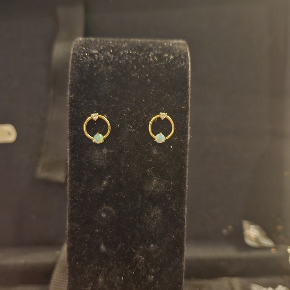 Gold tone Earrings - Picture 4 of 4